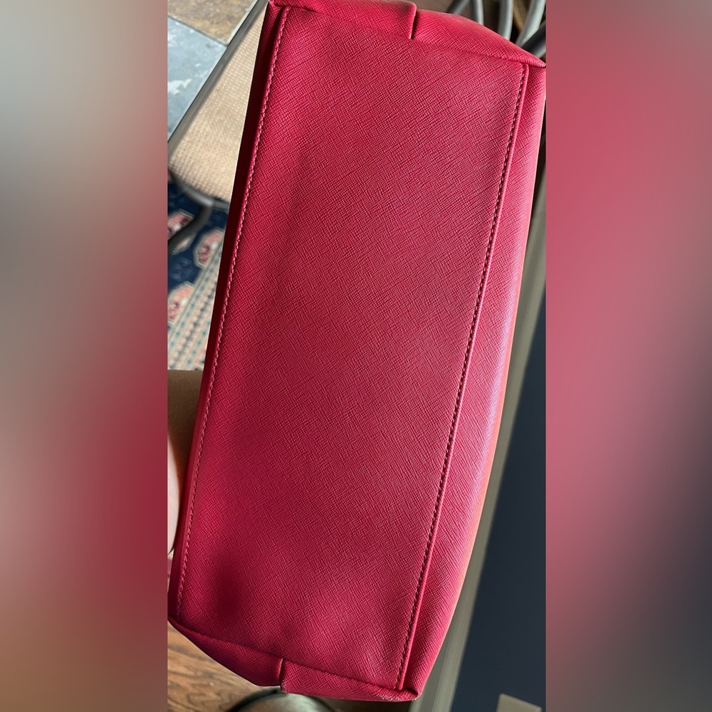 Tommy Hilfiger Red Textured Tote Bag, Gold Accents excellent condition NWOT - Picture 7 of 7